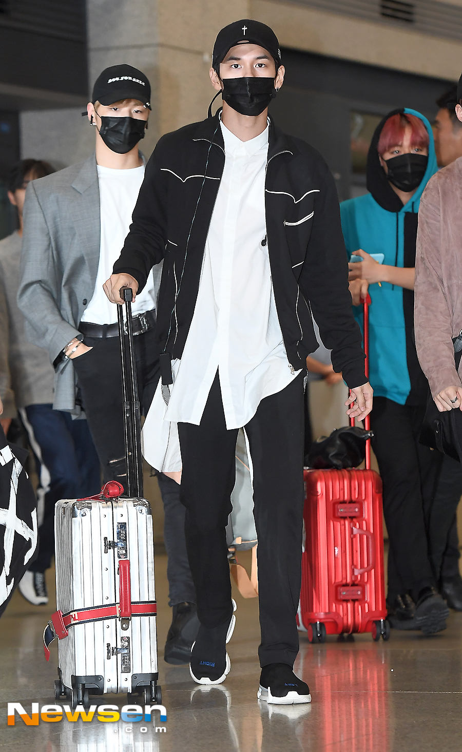 Wanna One arrived via the Incheon International Airport Terminal 1 on the afternoon of August 20 after completing an overseas schedule.Wanna One (Kang Daniel, Park Jihoon, Lee Dae-hwi, Kim Jae-hwan, Ong Seong-wu, Park Woo-jin, Ry Kwanlin, Yoon Ji-sung, Hwang Min-hyun, Bae Jin-young and Ha Sung-woon) are leaving the arrival hall on the day.Jung Yoo-jin