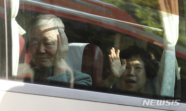 【서울=뉴시스】김진아 기자 =  21차 이산가족 상봉행사 첫날인 20일 오전 강원도 속초 한화리조트에서 남측 1차 상봉 대상자들과 가족들이 상봉장으로 가기 위해 버스에 올라 취재진을 향해 손을 흔들고 있다.  2년10개월 만에 열리는 이번 이산가족 상봉 행사에는 이산가족 89명과 동반가족 108명 등 총 197명이 20일부터 22일까지 열리는 '1차 이산가족 상봉행사'에 참여할 예정이다. 2018.08.20. bluesoda@newsis.com