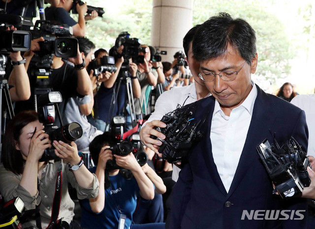 【서울=뉴시스】조성봉 기자 = 자신의 비서를 성폭행한 혐의를 받는 안희정 전 충남지사가 14일 오전 서울 마포구 서부지방법원에서 열린 1심 선고에 출석하고 있다. 2018.08.18.suncho21 @newsis.com