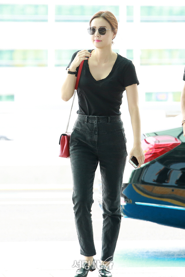 Actor Son Tae-young is leaving the country with an airport fashion.