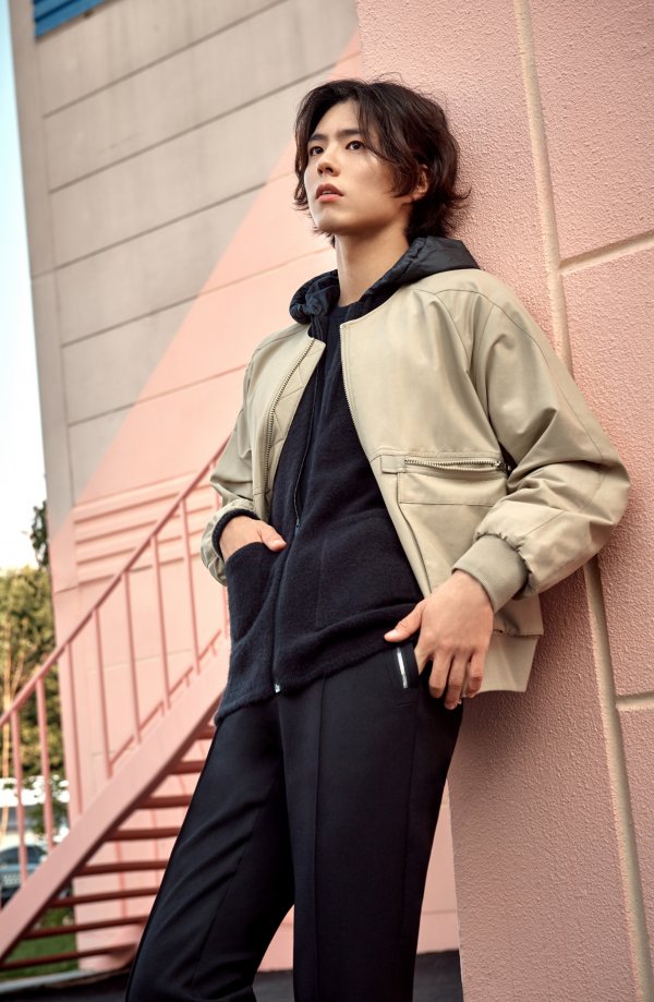 <p>The actor Park Bo-gum boasted the Luxury visual.</p><p>Park Bo - gum released an 18 F / W photo album together with an active apparel brand as an exclusive model, took off Boy rice and transformed it into a more male - like appearance and focused his eyes.</p><p>Based on the concept of OH, MY YOUTH!, This time the photograph looks for a place reflecting his taste and movie taxi driver which retro color and mood stand out and authenticates it in real time It reflected consumer trends.</p><p>Inside the gravure Park Bo-gum showed up a variety of outdoor retro mood urban looks, including setup suits, coats, padding and a variety of outerwear. Laying a hood on a bomber jacket and casual style with Son Boinunga, Brown tone knitted took full advantage of the calm autumn feeling without straining the checkered long coat. In another cut, I matched the formal jacket of the turtleneck and doubled the chic.</p><p>Meanwhile, Park Bo - gum will appear in the tvN drama Boyfriend to be aired in November.</p>