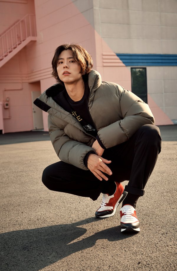 <p>The actor Park Bo-gum boasted the Luxury visual.</p><p>Park Bo - gum released an 18 F / W photo album together with an active apparel brand as an exclusive model, took off Boy rice and transformed it into a more male - like appearance and focused his eyes.</p><p>Based on the concept of OH, MY YOUTH!, This time the photograph looks for a place reflecting his taste and movie taxi driver which retro color and mood stand out and authenticates it in real time It reflected consumer trends.</p><p>Inside the gravure Park Bo-gum showed up a variety of outdoor retro mood urban looks, including setup suits, coats, padding and a variety of outerwear. Laying a hood on a bomber jacket and casual style with Son Boinunga, Brown tone knitted took full advantage of the calm autumn feeling without straining the checkered long coat. In another cut, I matched the formal jacket of the turtleneck and doubled the chic.</p><p>Meanwhile, Park Bo - gum will appear in the tvN drama Boyfriend to be aired in November.</p>