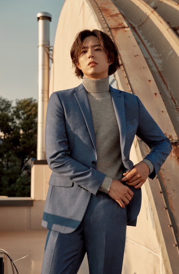 <p>The actor Park Bo-gum boasted the Luxury visual.</p><p>Park Bo - gum released an 18 F / W photo album together with an active apparel brand as an exclusive model, took off Boy rice and transformed it into a more male - like appearance and focused his eyes.</p><p>Based on the concept of OH, MY YOUTH!, This time the photograph looks for a place reflecting his taste and movie taxi driver which retro color and mood stand out and authenticates it in real time It reflected consumer trends.</p><p>Inside the gravure Park Bo-gum showed up a variety of outdoor retro mood urban looks, including setup suits, coats, padding and a variety of outerwear. Laying a hood on a bomber jacket and casual style with Son Boinunga, Brown tone knitted took full advantage of the calm autumn feeling without straining the checkered long coat. In another cut, I matched the formal jacket of the turtleneck and doubled the chic.</p><p>Meanwhile, Park Bo - gum will appear in the tvN drama Boyfriend to be aired in November.</p>