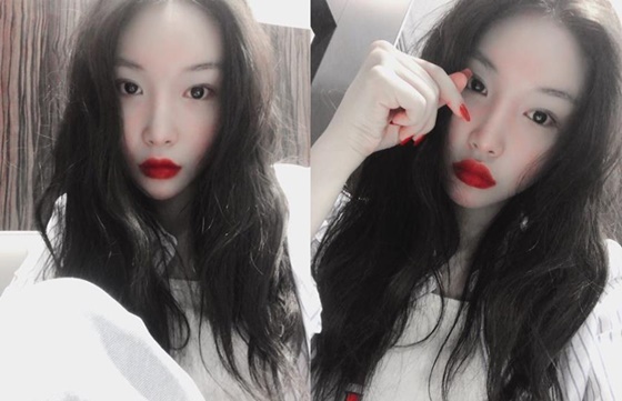 Singer Cheong-ha gave a friendly night greeting.Cheongha posted a picture on his instagram late on the 19th with an article entitled I was so funny to listen to today, I sleep well with the stars.In the photo, Cheongha showed her heart with her Hand. She also has Red lips and nails.Netizens left responses such as I am so beautiful, I am good at my sister and I love you.Meanwhile, Chengha is DJ for EBS Radio FM (metropolitan area and 104.5 MHz) listening.