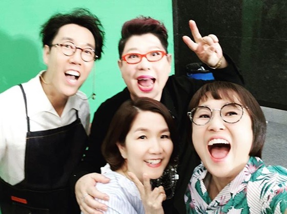 ..Yang Hee-eun Forever.Comedian Kim Young-chul stars Hidden Singer Celebratory photohas released the book.Kim Young-chul wrote on his instagram on the 20th, Hidden Singer. Yang Hee-eun. I was with him. I was backed up.Ive seen the prelim (but mad!). I still love Sams voice. Im not going to miss it forever. Yang Hee-eun Forever.Kim Young-chul in the public photo is staring at the camera with a friendly look with singer Yang Hee-eun, gag woman Lee Sung-mi and Song Eun.Many netizens who encountered this said, Now you look like your face! You have seen the prelim! It was a big hit! I was against the fanship again. I really enjoyed the broadcast!, I heard a lot of memorable words and it was really good, and so on.On the other hand, Kim Young-chul appeared on the JTBC entertainment program Hidden Singer Yang Hee-eun, a comprehensive channel broadcast on the afternoon of the 19th.