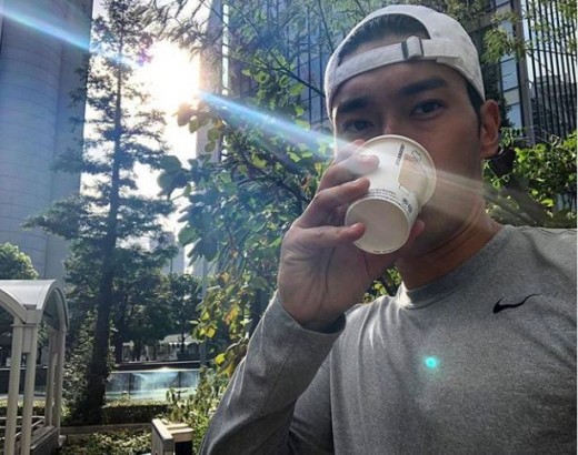 Group Super Junior Choi Siwon has unveiled its relaxed routine.Choi Siwon posted a photo on his instagram on Tuesday with an article entitled For the next step, carefully but quickly.Choi Siwon in the photo looks like Osaka, Japan. The atmosphere is really quiet.The netizens who watched this are responding such as It is completely relaxed, Handsome boy and It is cool today.