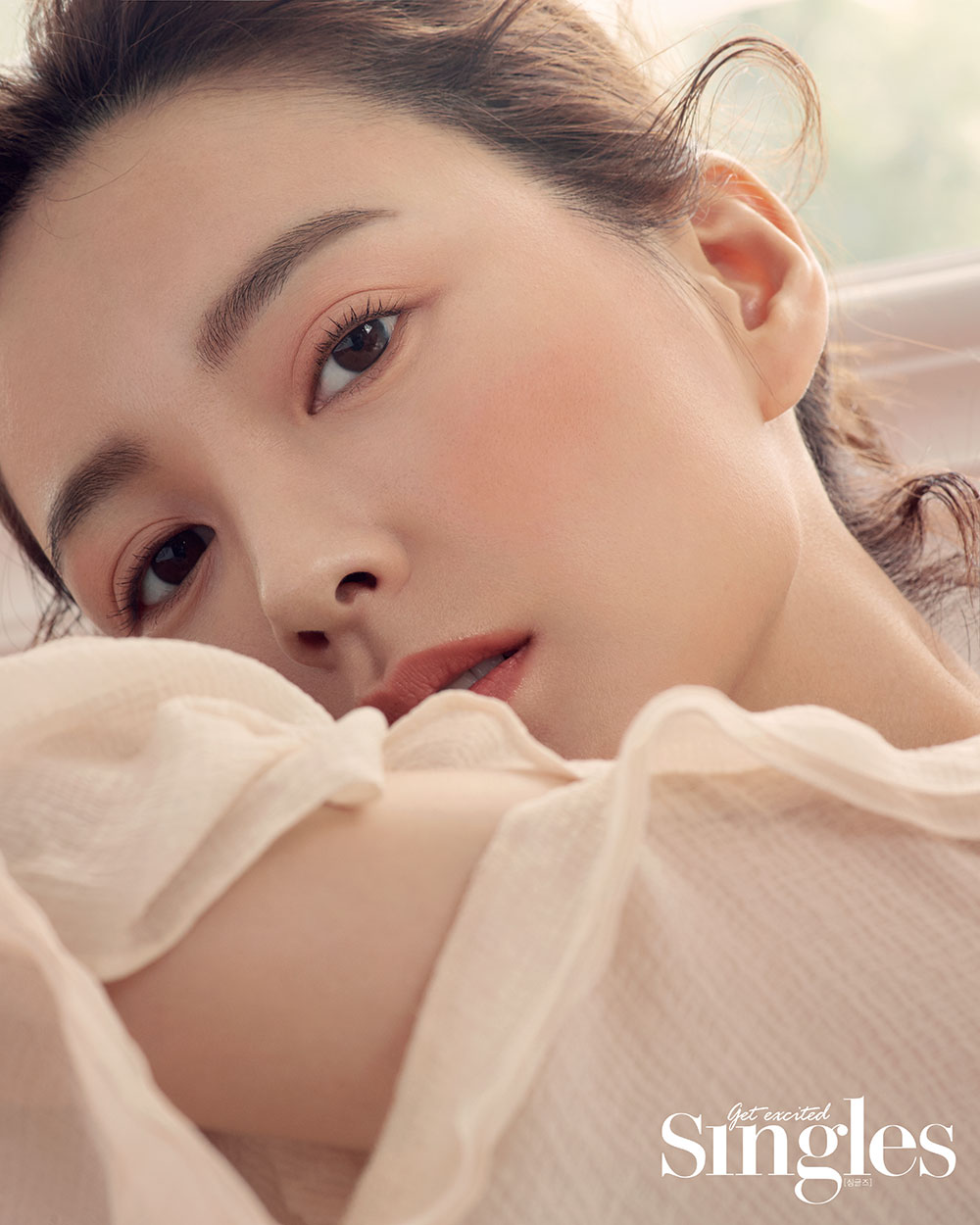 Actress Jung Yu-mi, who has been loved by various charms, has been released through Singles.In particular, this picture featured the cover of the September issue of Singles.In this picture, actor Jung Yu-mi is a back door that has been fully digested from various concepts ranging from chic and elegant to modern feeling with make-up using soft MLB Ginger color blusher and received praise from the staff of the filming site.Actor Jung Yu-mi played the role of new policeman Han Jeong-oh in the drama Live, which ended in May with a lot of love, convincingly acting the inside of a complex figure and leading the sympathy of many viewers.Actor Jung Yu-mi, who has expressed his character with his unique loveliness and has established the position of Roco Queen with the nickname Blee, has earned a reputation that he can fully digest the genre.Roco-myeon Roco, genre-style genre, and colorful charm actor Jung Yu-mis pictorials that digest all concepts and roles can be found in the September issue of Singles for imposing singles and the pleasant online playground Singles mobile.Photo: Singles