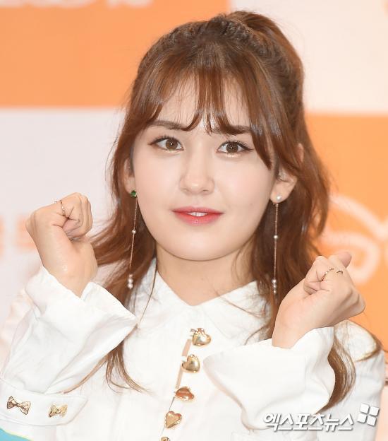 Jeon So-mi leaves JYP Entertainment, which raises questions about the background.An official of JYP said on the 20th, There is no additional content that can be delivered about the contents related to the sommy other than the official position.In 2015, Jeon So-mi, who first announced his name and face through JYP girl group debut survival SIXTEEN, debuted through Produce 101 in 2016.In particular, he won the glorious titles such as final championship and centre and became a top-trend.In addition, Jeon So-mi acted as I.O.I., swept the top spot on various music charts and music broadcasts, and showed dignity as a top girl group.In addition, he has been active in various entertainment programs including KBS 2TV Slam Dunk of Sisters and has been selected as a variety of advertising models.Jeon So-mi, who became a teenager, became a Wannabe for teenage girls with various activities.But after TWICE debuted at JYP, Sommys singer debut was opaque.It is difficult for Jeon So-mi to debut as a solo singer, and it takes a long time for a new girl group to be set in JYP, so I can not do it either.Sommy then left JYP to start a new era, Ali, who broke up with JYP in about three years after seeing the light in the world with Sixteen.JYP said, We agreed to terminate the exclusive contract under the consultation with Sommy. I sincerely thank the artists and fans who have been together so far.As a result, there is growing interest in how Somi will appear again in the new nest. Information on Somis new agency has not yet been known.Photo = DB