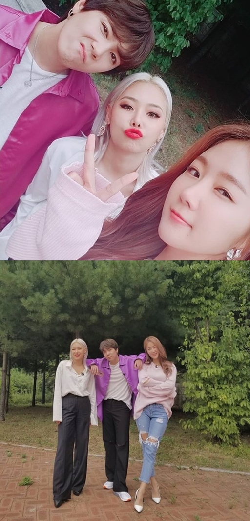 Mnet Produced 48 trainers Lee Hong-gi, Cheetah and Soyou have unveiled Selfie.Soyou posted two photos on his Instagram on the 20th.In the open photo, Soyou is taking Selfie with FT Islands Lee Hong-gi and rapper Cheetah, who are working as trainers together through Produced 48.In particular, the three people boast of their friendship with their unique expressions and poses, but they capture their gaze by revealing the force.Photo: Soyou Instagram