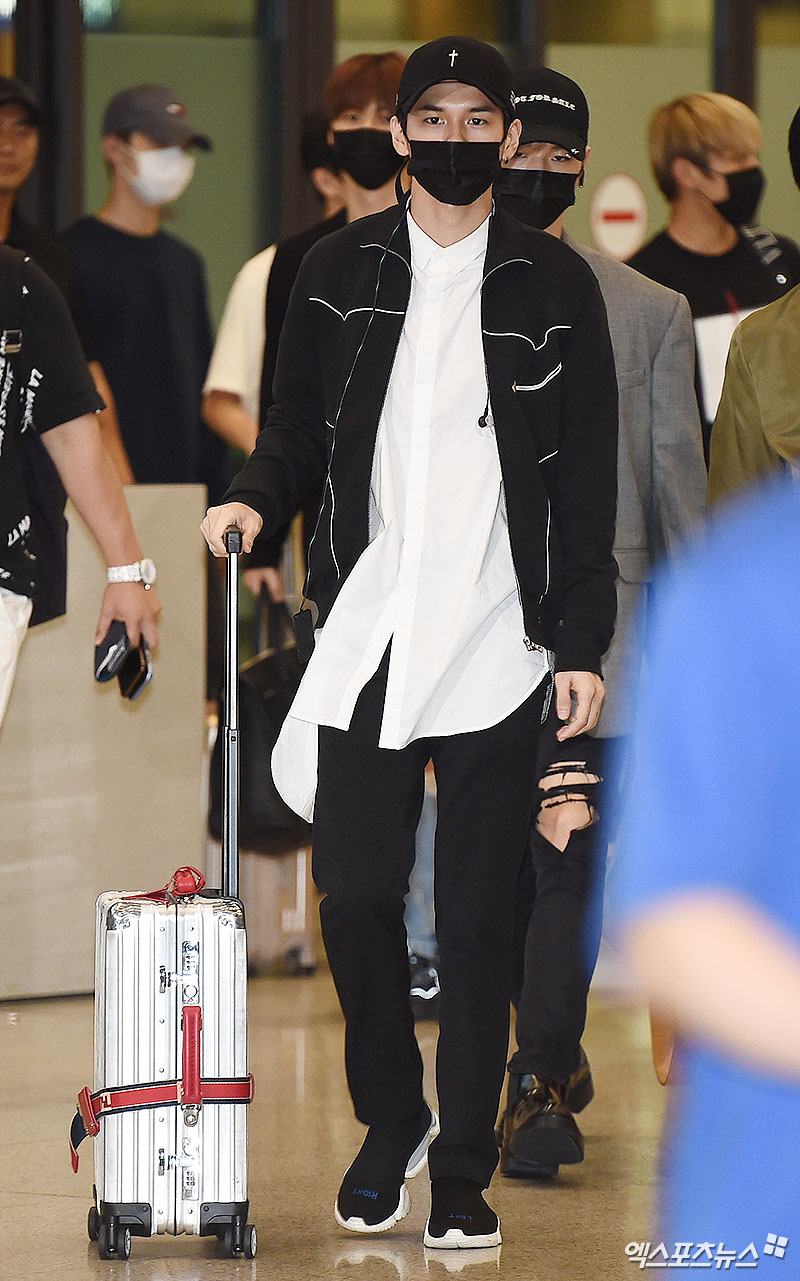Group Wanna One returned from Hong Kong after completing their overseas schedule through the Incheon International Airport Terminal 1.Wanna One Ong Seong-wu is leaving the arrivals hall.