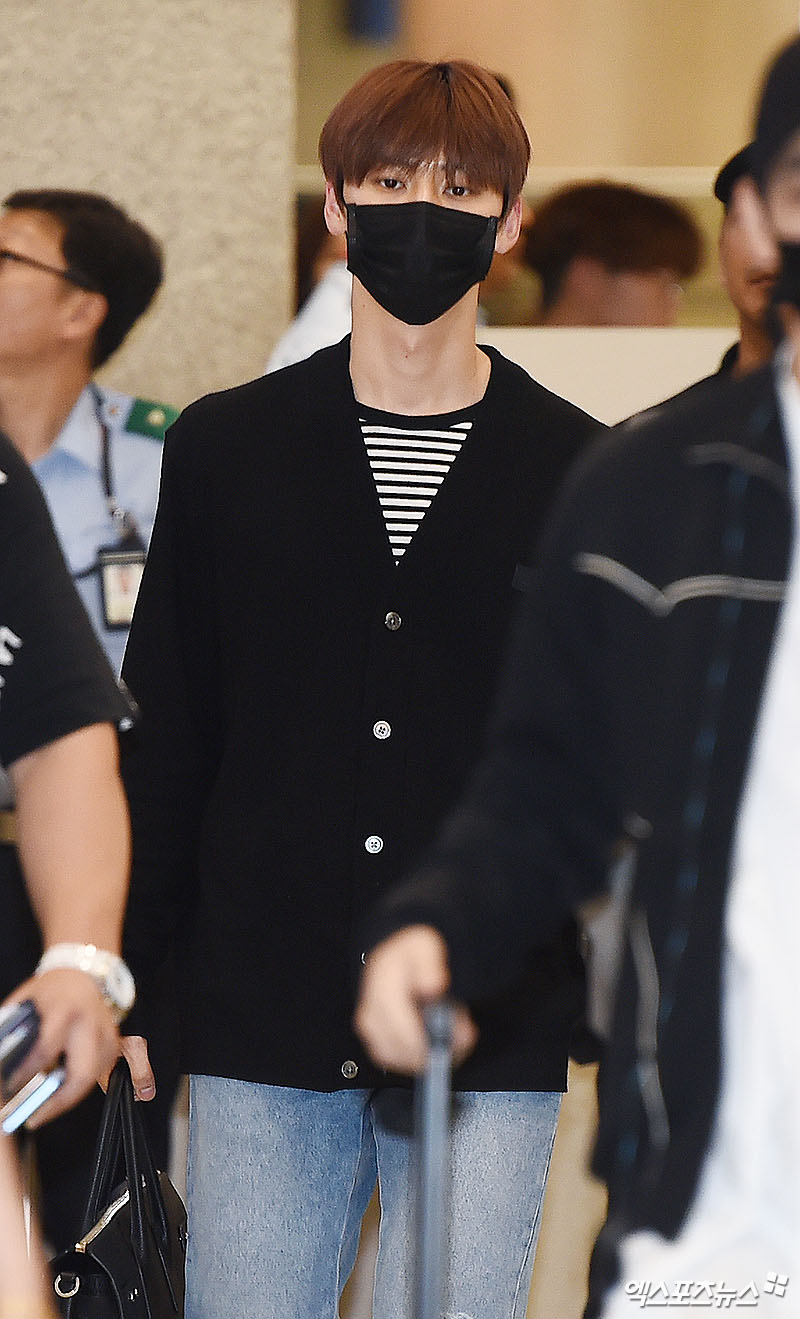 Group Wanna One returned from Hong Kong after completing their overseas schedule through the Incheon International Airport Terminal 1.Wanna One Hwang Min-hyun is leaving the arrival hall.