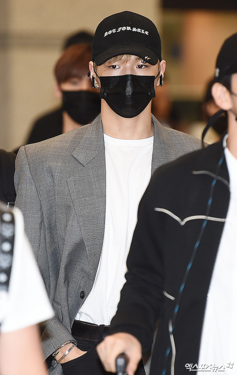 Group Wanna One returned from Hong Kong after completing their overseas schedule through the Incheon International Airport Terminal 1.Wanna One Kang Daniel is leaving the arrivals hall.