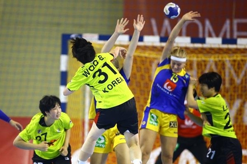 스웨덴을 상대로 슛을 던지는 우빛나(31번).[국제핸드볼연맹 인터넷 홈페이지 사진]