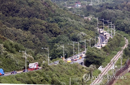 금강산 향하는 이산가족상봉단 (고성=연합뉴스) 제21차 이산가족 상봉행사 1회차 첫날인 20일 남측 이산가족상봉단을 태운 버스가 강원 고성군 동해선 남북출입사무소(CIQ)를 통해 금강산으로 향하고 있다.       2년 10개월 만에 열리는 이산가족 상봉은 20일부터 26일까지 금강산에서 진행된다. 2018.8.20 [뉴스통신취재단]      photo@yna.co.kr