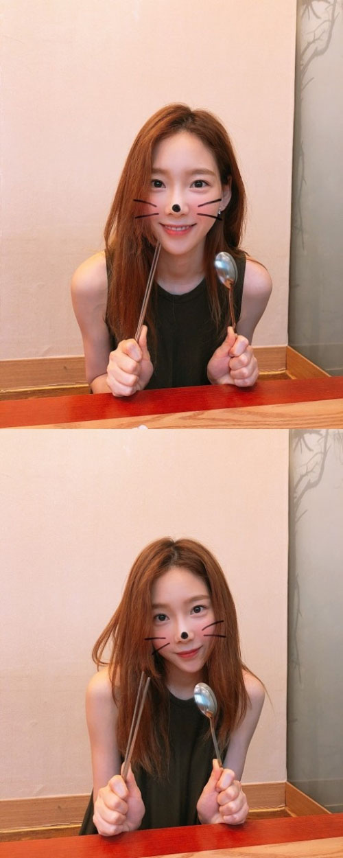 Group Girls Generation Taeyeon showed off her beauty during the showOn the 21st, Taeyeon posted several photos on his Instagram and reported the current situation.In the open photo, Taeyeon is smiling with a spoon in both hands. It is a Taeyeon that has been in its 12th year of debut, but it is admirable by showing visuals that are no different from the new one.Still white skin, colorful features and cute side also caught Eye-catching.On the other hand, Taeyeon released the group Melomance and SM Station 0 (STATION X 0) on the 10th, Page 0.Photo Taeyeon SNS