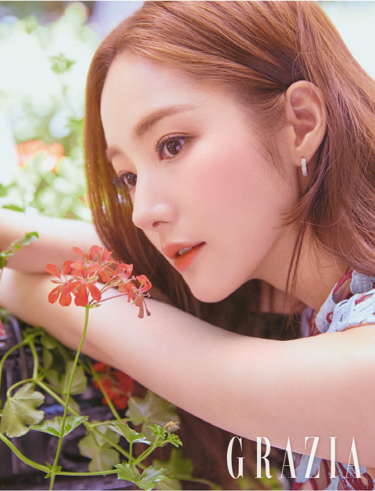 Park Min-young There are a lot of people when they are actually people, <p>Based on Paris, I fully digested various styles from attractive backless dress to pants suit.</p><p>In the interview which followed the shooting, I revealed the feeling that I finished Gimbiso. Gimiso said that it was the character most similar to Park Min-young, Smile is a more wonderful person, I tried to resemble the Professional side.</p><p>Subsequently, The actual Park Min-young seems to be Reality entertainment like I live alone when there are opportunities for many people, when they face the head Jirukun.</p><p>The interview with the gravure of Park Min-young can be seen through the Guru teeth September issue published on August 20.</p>