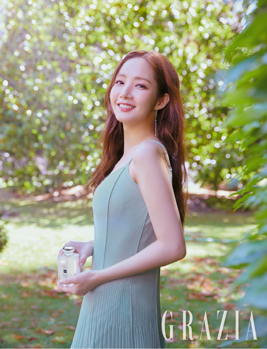 Park Min-young, who returned to his daily life after finishing Why is Kim doing it?, showed off his charm through the fashion magazine Gorizia.Set in Paris, he perfected a variety of styles, from alluring backless dresses to pants suits.In the interview after the filming, Kim Mi-so said, Kim Mi-so was a character who most resembled Park Min-young. Smile is a better person.I tried to resemble the professional side, he said.Actual Park Min-young is a person who has a lot of hair and is unfamiliar with people, and if I have a chance, I want to do reality entertainment like I live alone.Park Min-youngs picture and interview can be seen in the September issue of Gorizia published on August 20.