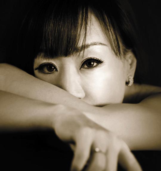 피곤해도 눈 뜨면 바로 일어나 부지런히 움직였다. 평생 그렇게 달려온 스스로를 조수미는 "혼내주고 싶다"고 했다. "좀 놀아볼걸. 연애도 못 하고, 수다도 못 떨고. 그래서 젊은 애들한테 열심히 살라고 안 해요. 나처럼 후회할까봐. 내가 젊을 땐 그런 말을 해주는 사람이 없어 몹시도 외로웠죠." /크레디아