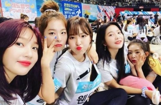 Girl group Red Velvet brought a pretty look Idol Star Athletics Bowling Archery Rhyt Rhyt.On the 21st, Red Velvet official Instagram posted a picture of Red Velvet members along with the article Rubbies.The photo shows Red Velvet members who participated in the recording of MBC Chuseok Special Feature 2018 Idol Star Athletics Championships (Idol Star Athletics Bowling Archery Rhyt) held at Ilsan Goyang Indoor Gymnasium.A playful look and pose captivates Eye-catching in a refreshing beauty that bursts into nectar.Meanwhile, Idol Star Athletics Bowling Archery Rhyt will be broadcast during the Chuseok holiday season in September.Photo: Red Velvet Official Instagram