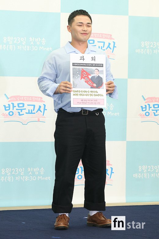 Rapper Microdot attended the Mnet Visiting Teacher production presentation at the Stanford Hotel Seoul in Sangam-dong, Seoul, on the afternoon of the 21st.Visiting teacher starring MC Kim Sung-joo, Park Myeong-su, San E teacher Vernon, Don Spike, Microdot, Luda, and Hong Seok will be broadcasted on the 23rd of the program, where star entertainers become tutors of ordinary students.