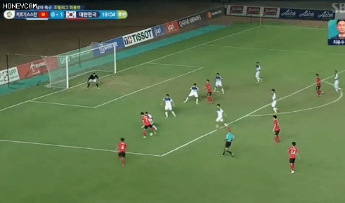 황희찬 선수가 2018 자카르타·팔렘방 아시안게임 남자축구 조별리그 E조 3차전 '한국-키르기스탄' 경기 후반전에서 슈팅을 하고 있다. [사진 SBS 캡처]