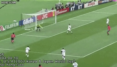 최용수 SBS 축구해설위원이 2002년 월드컵 당시 미국과의 경기에서 슈팅을 하고 있다.