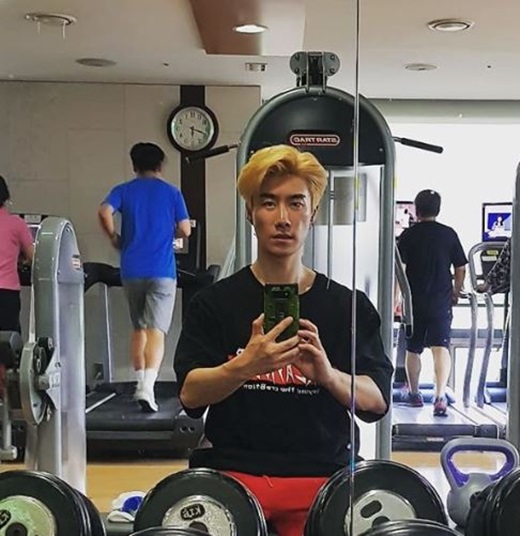 Rapper San E admired his beautySan E said on his Instagram account on the afternoon of the 21st, Exercise Exercise looks handsome.Just say you do not want to do it, he added, adding his selfie.In the public photo, San E leaves Selfie to laugh while Exercise at the gym as if his face is satisfied.His hair, especially dyed blonde, captures Eye-catching.The netizens who watched the photos are responding in various ways such as San E-type what is wrong, Cute, Exercise does that, Good looking.On the other hand, San E will appear on the cable channel Mnet Visiting teacher to be broadcasted on the 23rd.