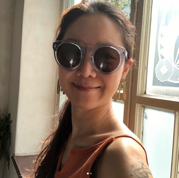 Actor Gong Hyo-jin has released a photo of his vacation.On August 21, Gong Hyo-jin posted a photo on his Instagram with an article entitled Heres Cool and Cozy and Friendly (this place is cool, comfortable and friendly).The picture shows the leeway of the leeway, Gong Hyo-jin staring at the camera in sunglasses.The lovely smile of Gong Hyo-jin is attractive; another photo also shows the proportion of Gong Hyo-jins seventh-class Luxury.Fans who responded to the photos responded such as My sister is so beautiful, Look at the style, it is a real Wannabe and Come to rest.delay stock