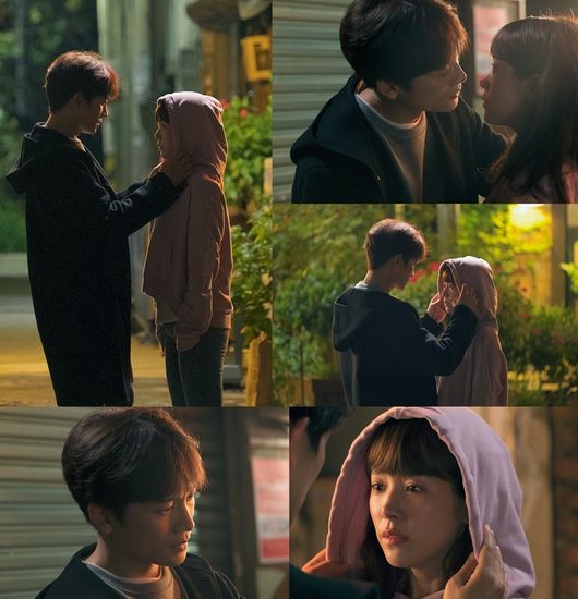 The first kiss memories of Ji Sung and Han Ji-min, who are known wives, will be revealed.TVNs tree drama Knowing Wife (director Lee Sang-yeop, playwright Yang Hee-seung) released the first kiss of Robin Hoodty, which was thrilled and excited by Ji Sung and Woojin (Han Ji-min).Every time, Joo Hyuk revealed a complicated mind by recalling the past that he had forgotten inadvertently through Woojin, which was reset in the changed present.Ji Sung, who recalled the past every important moment, amplifies the question of why he summoned the memories of his first kiss.Knowing Wife has renewed its highest audience rating every day and is causing an explosive response.Both households and target ratings have emerged as the strongest players in the real-world arboretum, with both the terrestrial and all channels taking the top spot in the same time zone.Ji Sung and Han Ji-min, who give persuasive power to the changing relationship and confused emotional line in the changed present, are drawing the fantasy created by imagination realistically and realistically.The old memories of Joo Hyuk and Woojin, which are summoned from the changed present, are not just past memories. It is a catalyst to remind the precious moments that I have been used to forever and the pain of Woojin that I did not know.Ji Sungs Acting, which gradually solves the change of Ju-hyuks feelings that realizes that her change is due to her by seeing a bright and lovely Woojin like the first time I met her, is a medium of empathy.Looking back on the tears of Woojin who endured loneliness alone, the moments of love that were heartbreaking and heartbreaking, the relationship between Joo Hyuk and Woojin is reorganized into a new perspective.In the meantime, Joo Hyuk and Woojins Robin Hoodys first kiss raises JiSoo and raises curiosity at the same time.The figure of Joo Hyuk, who slowly approaches with the affectionate eyes and hands of the world, puts on Woojins Robin Hoodty, causes a heartbeat.Unlike the usual, youthful Woojin, shyness doubles the loveliness.Joo Hyuk and Woojins first kiss, which carefully approaches and kisses, convey the ending of the affection and summon memories.This scene is a very important moment in the past when two people check each others minds.The memories of the first kiss, which is the decisive moment when the two people developed into lovers, stimulate the curiosity about what situation they will be in line with the current situation of Joo Hyuk and Woojin.The more the past is, the more I wonder how the relationship between the two people, who are now eating, will flow.I want you to see what emotional changes you will feel in the present when Joo Hyuk, who recalled the moment when he decided to protect Woojin, changed, said the production team of Knowing Wife.tvN offer
