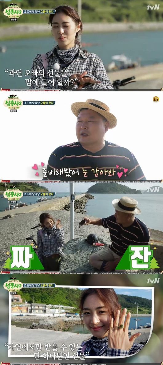 Island Trio Lee Yeon-hee got the nickname entertainment hawk in the aspect of entertainment master.In the first episode of the olive entertainment Island Trio broadcasted on the 20th, the appearance of Ohnung as the first moon tat was broadcast.On this day, Lee Yeon-hee visited the beauty salon with Grandmas Boy, his house.Grandmas Boy, who met Lee Soo-geun there, formed a cheerful atmosphere by helping Lee Soo-geun did not marry when he said his brother did not marry.Eventually Lee Soo-geun had a video call with Grandmas Boys youngest daughter and Lee Yeon-hee joined, having a good time together.In particular, on the day of Island Trio, Oh-ryung appeared as the first Dalta-gun of the first edition and gathered attention. Oh-ryung, who interviewed the production team before coming to the beginning, said, It is a performance.In the meantime, he has been on the stage of the play, the street, and the art museum performances. Recently, he introduced himself as a beautiful sister who bought the drama Bob well.He said, Son Ye-jin played the role of ex-boyfriend Lee Kyu-min and I ate a lot of people. At first, I had a hard time with Hajun, but I had a real hit in the scene where I was having a quarrel.I was so sorry, but Hajun told me that it was okay first. I became close from then on. Above all, Ohrung has raised his expectation for his performance in the Island Trio in the future, revealing that he is from the Santa Bárbara dOeste campus of California State University and learned Jiujitsu in martial arts.After that, I finally entered the beginning.Kang Ho-dong and Lee Yeon-hee went to meet the guest at one step when they said Daltanan had arrived and wondered who he would be, listening to hints such as I was hit by one of the members of the Island Musketeers, I have received the Best Actor Award, and Santa Bárbara dOeste.However, as soon as they saw the face of Oh-ryung, they found out who he was, Son Ye-jins ex-boyfriend in Pretty Sister and Kang Ho-dong said, I was beaten by Son Ye-jin, but I had an entertainment in my body. The three people then had a variety of conversations, and Lee Yeon-hee laughed at the publicity video on the spot when the story of Ahn Pan-seok PD, who worked with Oh-ryung, and said, I want to do nothing in Island Trio.Kang Ho-dong, who was watching this, admired that Yeon-hee is an entertainer.Lee Yeon-hee, who has been called Sumbly and has been working as a mascot of Island Trio, but got the nickname entertainment grandmother with his artistic sense.As the day goes by, Kang Ho-dong, Lee Soo-geun, and Wi Ha-jun, who are proud of their fantastic breathing, are looking forward to the growth they will show in the future.Island Trio screen capture