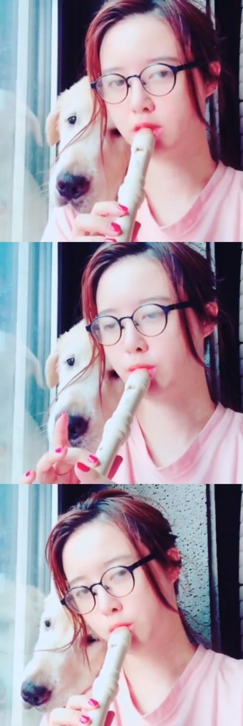 The current status of actor Ku Hye-sun has been revealed and is a hot topic.On the 21st, Ku Hye-sun posted a video on his instagram with an article entitled Good Potato.The video shows Ku Hye-sun blowing a recorder next to Pet Potato in a modest manner.Ku Hye-sun boasted an extraordinary beauty in her face that looked familiar and wearing glasses.Pet Potatos cute figure, which is close to Ku Hye-sun, also caught the eye.Meanwhile, Ku Hye-sun appeared on TVNs Newlywed Diary with her husband, Ahn Jae-hyun, in 2017.Photo: Instagram