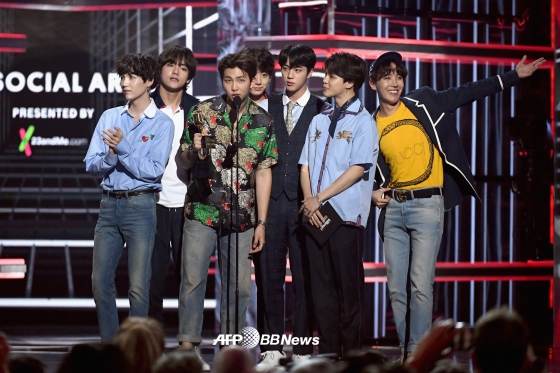 Idol group BTS (BTS, RM Jin Ji-hop Sugar Vu Jungguk), which releases a repackaged album on the 24th, has entered the Billboards main chart for 13 consecutive weeks ahead of its comeback, and is still on the long run at Billboards.According to the latest chart released by United States of America Billboards on the 21st (Korea time), BTS regular 3rd album LOVE YOURSELF Tear was named #84 on the Billboards 200 chart and succeeded in charting for 13 consecutive weeks.In addition, the regular 2nd album LOVE YOURSELF Her ranked 169th and succeeded in charting for 43 consecutive weeks.LOVE YOURSELF Tear, released on May 18th, is the first Korean singer on the Billboards 200 chart on May 30th, and has been ranked # 6 in the second, # 14 in the third, # 20 in the fourth, # 27 in the fifth, # 30 in the sixth, # 47 in the seventh, # 48 in the eighth, # 49 in the ninth, It ranked 81st in Week 11, 77th in Week 12.Also released in September 2017, LOVE YOURSELF Her marked # 163 on the Billboards 200 chart on the previous weeks chart.In addition, BTS has succeeded in the top spot for 58 consecutive weeks on the social 50 chart, and it still maintains the top spot and shows global influence in various details charts of Billboards.Prior to this, BTS also earned the achievement of being certified Gold Digital Single by the United States of America Record Industry Association on the 14th (local time) with its regular 3rd album title song Fake Love (FAKE LOVE).This also set the record for the most certification of Korean singers, including Mike Drop (MIC Drop) and DNA and Fake Love.BTS is about to release Answer on the repackage album LOVE YOURSELF on the 24th.BTS plans to show its new album stage for the first time on the LOVE YOURSELF tour held at the main stadium of Jamsil Sports Complex in Seoul on the 25th and 26th.It is also a concern that this album will be on the Billboards main chart alongside LOVE YOURSELF Tear and LOVE YOURSELF Her amid the still influence on Billboards.Ami (Army, BTS fandom) around the world also seem to be full of excitement and anticipation for BTSs comeback.