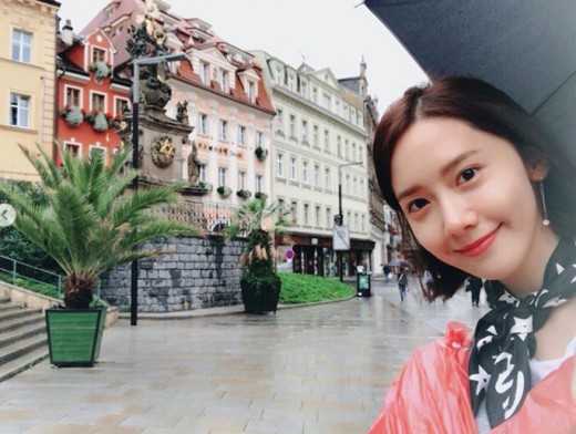 Girls Generation Im Yoon-ah has also been radiating beauty in Europe.21 Im Yoon-ah took to her Instagram page to take a Europe trip Celebratory photoI posted the article.Im Yoon-ah in the open gin is on a Prague trip, Im Yoon-ah added, Picture updating on Europe trips -! #Carlovivari #Prague.Im Yoon-ah shows off her self-luminous beauty despite the rainy weather - with Deer-like eyes drawn.On the other hand, Im Yoon-ah is a member of Girls Generation and is actively working as an actor.