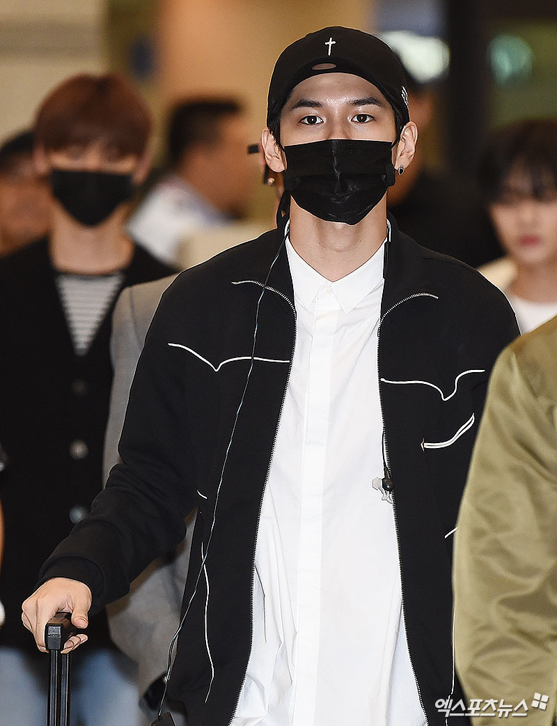 Group Wanna One returned from Hong Kong after completing their overseas schedule through the Incheon International Airport Terminal 1.Wanna One Ong Seong-wu is leaving the arrivals hall.