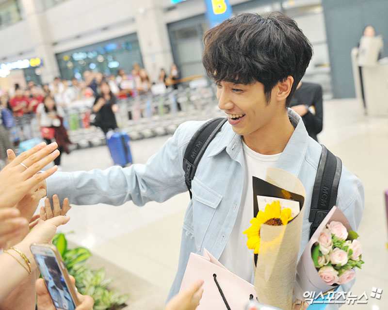 Taiwanese actor Ryu Ho showed off his love for Korea for the second time.On the 20th, Ryui arrived at Incheon International Airport on the afternoon of the 20th to digest the schedule of the Taipei tourism promotion car.Ryu, who visited Korea for the first time in May for the promotion of Hello My Girl, was thrilled by the friendly fan service and Korea love at the time.Especially, he appeared in Superman Returns and made a kite with Ko Ji Yongs son Seungjae, and showed a affectionate charm.Since then, Ko Ji Yong and Seungjae Wealthy have been invited to Taiwan and have been proud of their skilled Korean language skills.As soon as Ryu arrived on the 20th, he made his first schedule of casper radio Rooftop of the Rooftop Moonlight schedule.Because it was a V-live radio, many fans were able to communicate with Ryu Ho in real time.Ryu is expected to visit Korea again next month to attend the Seoul Drama Awards.Unlike the Korean star who simply shouts I Love Korea, many Korean fans are cheering for Ryu Hos efforts to do his best to fans whenever he visits Korea frequently.Photo = DB