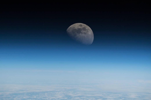 유럽우주국 우주인이 우주정거장에서 찍은 달 [출처:NASA]