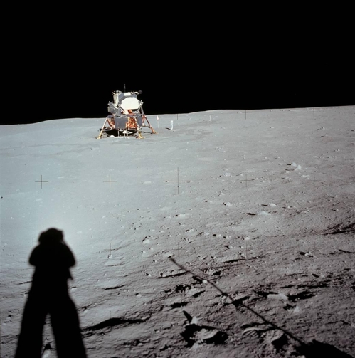 아폴로11호 우주인 닐 암스트롱이 촬영한 달 착륙선 사진 [출처:NASA]