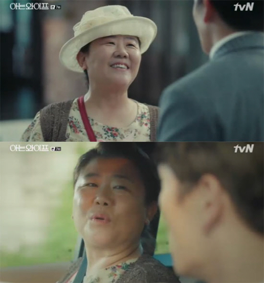 Lee Jung Eun still remembers Ji Sung as the car westIn the TVN drama Knowing Wife broadcast on the 22nd, Cha Ju-hyuk (Ji Sung) was still the car west to the mother of Han Ji-min (Lee Jung Eun).On the day, Seojin (Han Ji-min)s mother (Lee Jung Eun) visited World Bank with a side dish that Cha Ju-hyuk (Ji Sung) liked.The Cha West, he loudly called, and World Bank staff misunderstood as JK Groups wife.My mother told Cha Ju-hyuk, Is not it hard to live with Woojin? Woojin is not a personality that is secretly proud.I said that the car was a life-saving person. I had a hard time sending my father and dying, but I stayed because of my teacher.Cha Ju-hyuk said, Why do you remember me?You changed everything, and my mother replied, I am a son-in-law, so I am a Memory 
