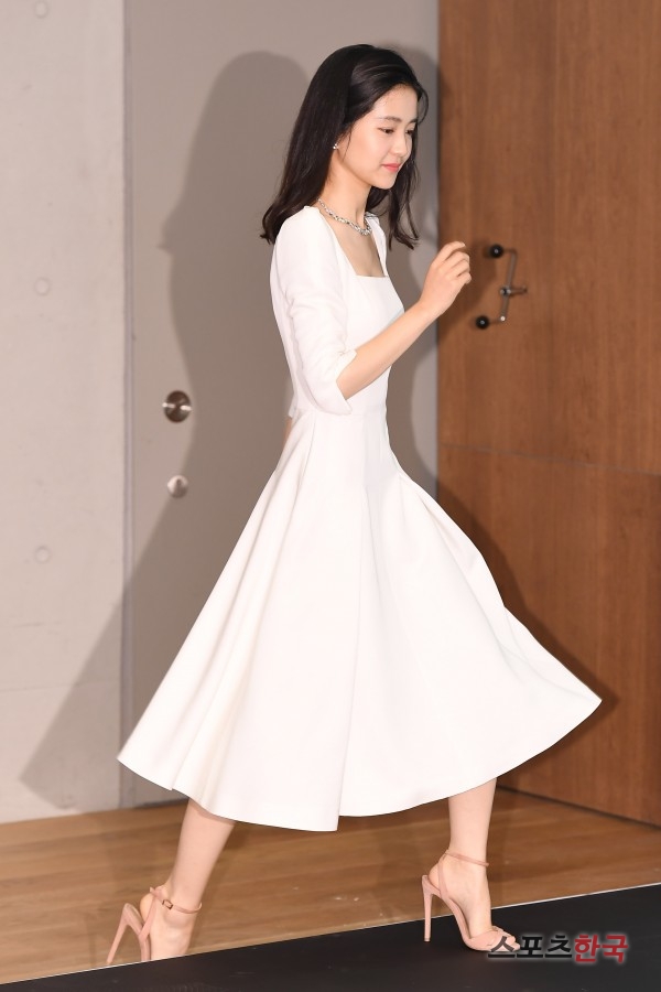 Kim Tae-ri is attending the launching Event of Tiffany Paper Flowers, a new collection of fine jewelery by Tiffany & Co., held at Moss Studio in Dosan-daero, Gangnam-gu, Seoul, on the afternoon of the 22nd.At the ceremony, Kim Tae-ri, Ji Jin-hee, swimming, and Han Hye-yeon, Ki Eun-se and Sean Chung Hye-young attended the ceremony.