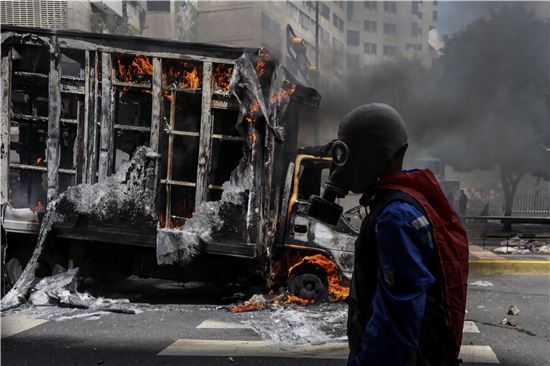 베네수엘라 반정부 시위 모습. 주요 도심지에서 약탈과 범죄, 폭력 시위가 이어진 베네수엘라는 전국 대부분이 무정부상태에 빠져있다.(사진=EPA연합뉴스)