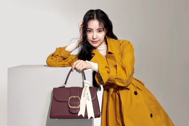 Global handbag brand Samantha Thavasa released a 2018 FW season pictorial by Son Na-eun, who is a big hit with its muse on Tuesday.Son Na-eun in the picture produced a autumn atmosphere with shaded makeup in a natural wave hairstyle.