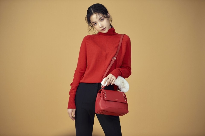 Global handbag brand Samantha Thavasa released a 2018 FW season pictorial by Son Na-eun, who is a big hit with its muse on Tuesday.Son Na-eun in the picture produced a autumn atmosphere with shaded makeup in a natural wave hairstyle.