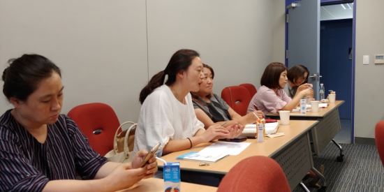 22일 서울대사회발전연구소에서 열린 발달장애인문화예술네트워크 포럼에서 경기 안산에서 온 발달장애인 자녀를 둔 어머니들이 발달장애인의 강점을 활용한 직업을 만드는 것이 필요하다는 의견을 제시하고 있다. 정창교 기자