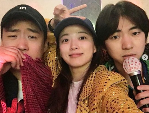 Actors Ju-seung Lee, Chun Woo-Hee, and Ahn Jae-hong showed Sam Brother and Sister Chemie.Ju-seung Lee posted several photos on his 22nd day with an article entitled Lets see # # # Finally #SamBrother and Sister #Ahn Jae-hong #Chun Woo-Hee #Ju-seung Lee #Sparky #Sweety.In the public photos, there are pictures of Ahn Jae-hong, Chun Woo-Hee, and Ju-seung Lee wearing glitter in karaoke.Each one is wearing a red, yellow and green glitter jacket and is posing nicely, drawing eye-catching.In another photo, three people are close to their faces and smile warmly, boasting a Chemistry like Brother and Sister.On the other hand, the three people started as independent films, and now they are doing various activities in Chungmuro.
