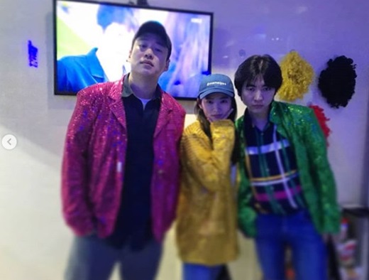 Actors Ju-seung Lee, Chun Woo-Hee, and Ahn Jae-hong showed Sam Brother and Sister Chemie.Ju-seung Lee posted several photos on his 22nd day with an article entitled Lets see # # # Finally #SamBrother and Sister #Ahn Jae-hong #Chun Woo-Hee #Ju-seung Lee #Sparky #Sweety.In the public photos, there are pictures of Ahn Jae-hong, Chun Woo-Hee, and Ju-seung Lee wearing glitter in karaoke.Each one is wearing a red, yellow and green glitter jacket and is posing nicely, drawing eye-catching.In another photo, three people are close to their faces and smile warmly, boasting a Chemistry like Brother and Sister.On the other hand, the three people started as independent films, and now they are doing various activities in Chungmuro.