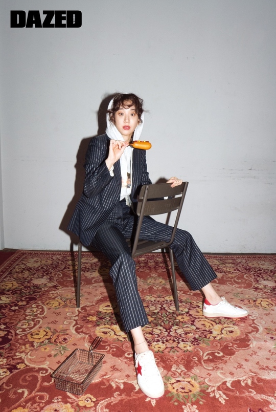 Actor Jung Ryeo-won showed off his picture-maker Down side.In this photo, which was released through the September issue of Fashion Culture Licensing Magazine, Jung Ryeo-won captivated the attention of various fashion items with a unique atmosphere.Jung Ryeo-won in the picture showed a stylish styling by layering a checkered dress with a corduroy jacket and pants that show a sophisticated color.In another cut, she wore a blue color sweatshirt with logo graphics, Snickers with crystal glitter material, and orange color hobo bags, and she showed off her girlish charm with a playful look.In addition, casual items such as trench coats, leather jackets, striped long skirts, hoodies, and check jackets were used in a variety of ways to show trendy and sensual autumn fashion.Jung Ryeo-won has played the role of Dan Sae-woo in SBS Drama Greasy Melody which has recently been released, and is reviewing his next work.hwang hye-jin