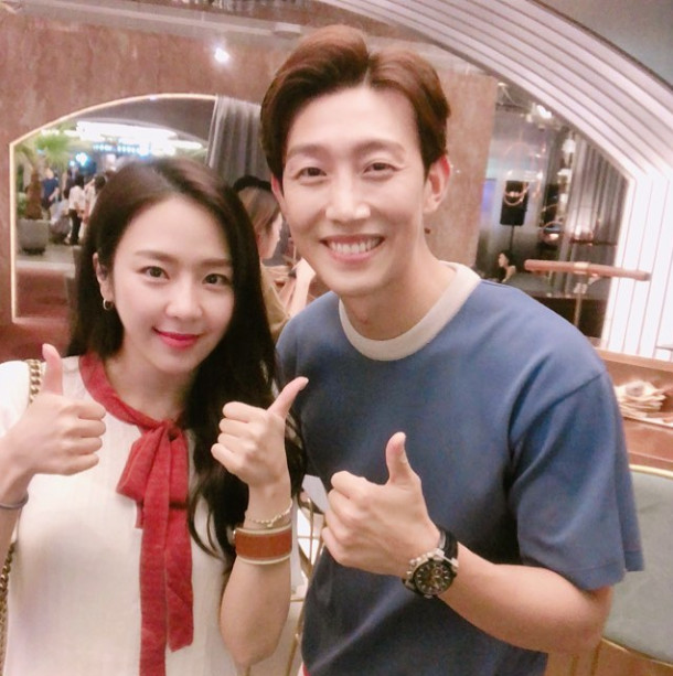 Kim Secretary Ye-won and Kang Ki-young have a welcome reunion.Ye-won wrote on his instagram on August 22, The person who sees it with the doctor who has met for a long time is an awkward picture.# Your wedding # premiere and posted a picture.In the photo, there is a picture of Ye-won and Kang Ki-young, who are raising Umji while watching the camera.Two awkward poses and a warm chemi pull out Eye-catching.Hwang
