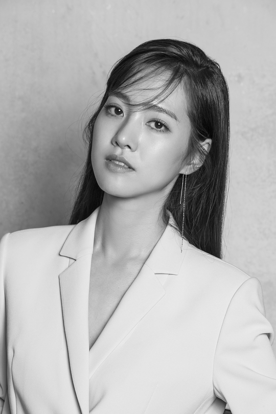 A new profile featuring the colorful charm of Actor Jin Se-yeon has been unveiled.Early Birds Entertainment, a subsidiary company, unveiled a new profile image of Jin Se-yeon, which emanated a unique atmosphere on August 22.In the open photo, Jin Se-yeon shows a natural look with a clean white T-shirt and jeans, and captivates the eye with a unique lovely and bright smile.In another photo, a chic black and white photo and an alluring red lip remind me of a picture, and I have certified my deep eyes and watery beauty.In particular, Jin Se-yeon in the field led the atmosphere with a bright appearance, but when the shooting started, he took a perfect pose for the given concept and brought the admiration of the staff in the field with a professional appearance.Jin Se-yeon is reviewing his next film after TV Chosun Daegun - Drawing Love, which recorded a high audience rating and high popularity in May, and is about to meet his first overseas fan meeting in Tokyo, Japan in October.hwang hye-jin
