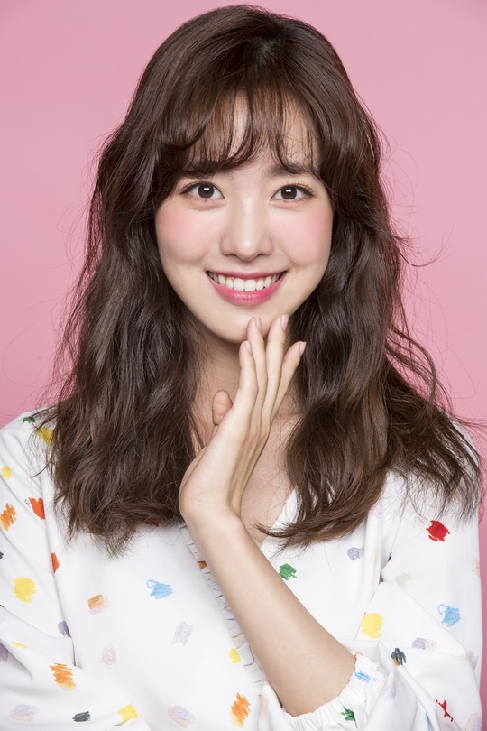 A new profile featuring the colorful charm of Actor Jin Se-yeon has been unveiled.Early Birds Entertainment, a subsidiary company, unveiled a new profile image of Jin Se-yeon, which emanated a unique atmosphere on August 22.In the open photo, Jin Se-yeon shows a natural look with a clean white T-shirt and jeans, and captivates the eye with a unique lovely and bright smile.In another photo, a chic black and white photo and an alluring red lip remind me of a picture, and I have certified my deep eyes and watery beauty.In particular, Jin Se-yeon in the field led the atmosphere with a bright appearance, but when the shooting started, he took a perfect pose for the given concept and brought the admiration of the staff in the field with a professional appearance.Jin Se-yeon is reviewing his next film after TV Chosun Daegun - Drawing Love, which recorded a high audience rating and high popularity in May, and is about to meet his first overseas fan meeting in Tokyo, Japan in October.hwang hye-jin