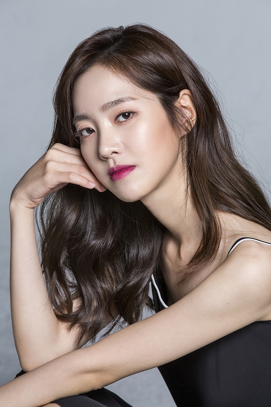 A new profile featuring the colorful charm of Actor Jin Se-yeon has been unveiled.Early Birds Entertainment, a subsidiary company, unveiled a new profile image of Jin Se-yeon, which emanated a unique atmosphere on August 22.In the open photo, Jin Se-yeon shows a natural look with a clean white T-shirt and jeans, and captivates the eye with a unique lovely and bright smile.In another photo, a chic black and white photo and an alluring red lip remind me of a picture, and I have certified my deep eyes and watery beauty.In particular, Jin Se-yeon in the field led the atmosphere with a bright appearance, but when the shooting started, he took a perfect pose for the given concept and brought the admiration of the staff in the field with a professional appearance.Jin Se-yeon is reviewing his next film after TV Chosun Daegun - Drawing Love, which recorded a high audience rating and high popularity in May, and is about to meet his first overseas fan meeting in Tokyo, Japan in October.hwang hye-jin